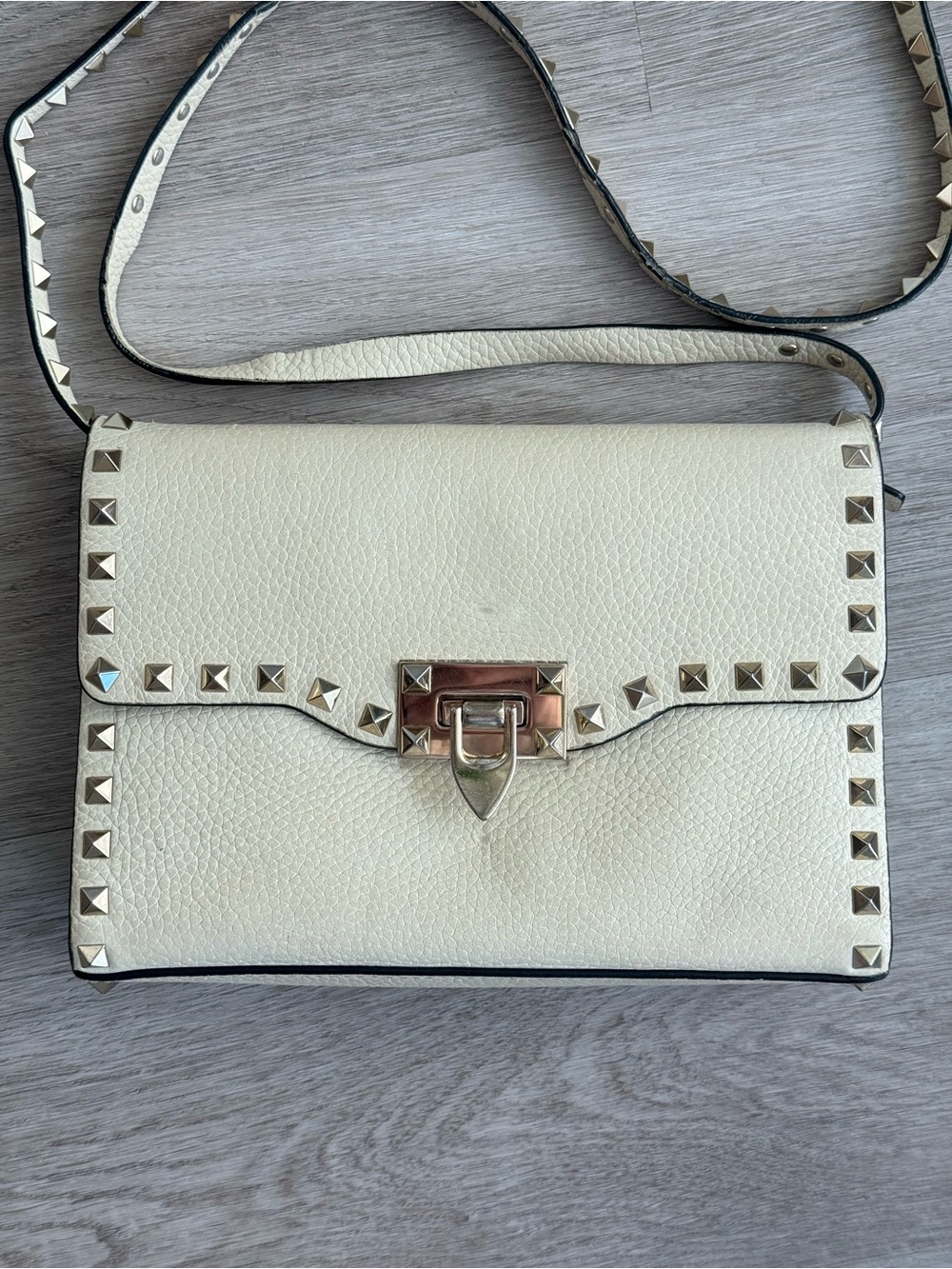 Valentino Garavani
Small Rockstud Grainy Calfskin Crossbody Bag